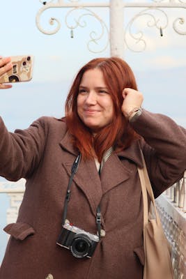 Laura, 24