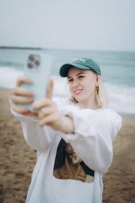 Lena, 25