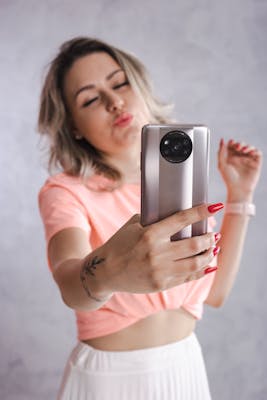 Emma, 25